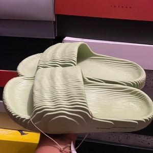 Mens 9 Adidas Adilette slides